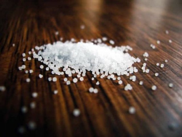 Özellikle tuz, un, şeker ve yağın derinin hızla yaşlanmasına neden olduğu unutulmamalıdır.