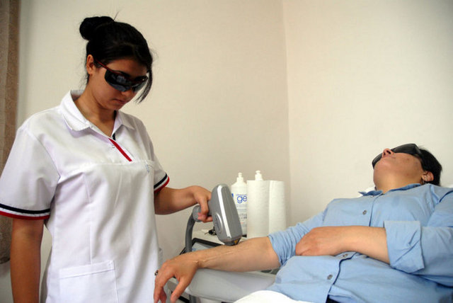 Bu ayırımı, kuaförler ya da güzellik salonlarında estetisyenler değil ancak dermatoloji uzmanı yapabilir.