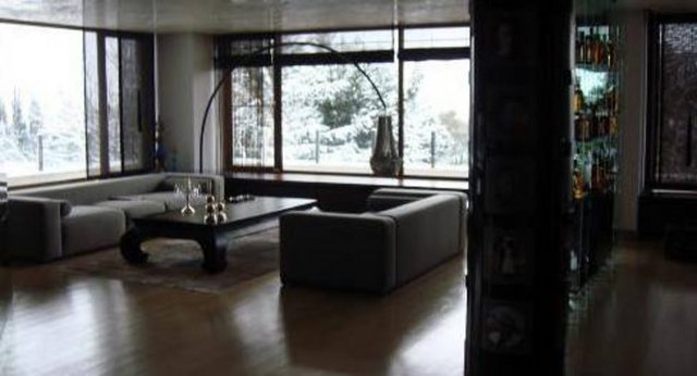 Salon çok geniş olduğu için tek karede fotoğraflayamadığnı belirten Yazgan, babasının dekorasyon için kulandığı aksesuarları da takipçileriyle paylaştı.