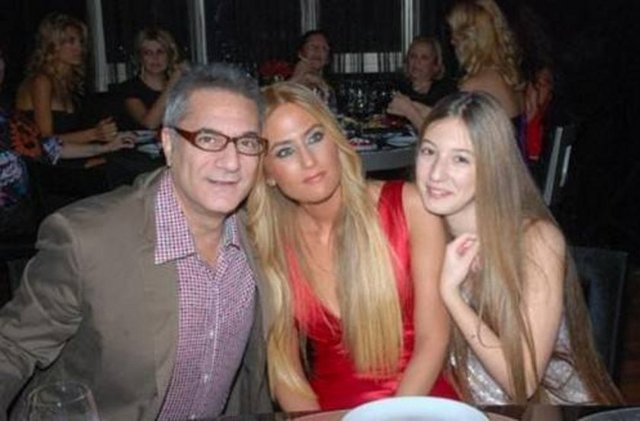 Sezin Erbil Yazgan, hazırladığı blogda babasının evinin fotoğraflarını paylaştı. Yazgan bu paylaşımın sonuna "Canım babama çekim yapmama izin verdiği için teşekkür ediyorum. Doğum günün kutlu olsun canım babam, ilk aşkım...." notunu düşmeyi de ihmal etmemiş.