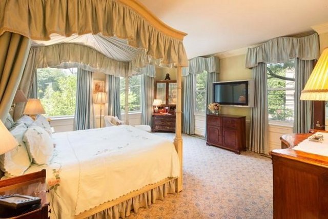 5.Cadde 817 numara New York sosyetesinin en önemli isimlerinden Sale Johnson'nın yatak odası eşsiz Central Park manzarasıyla en imrenilen yatak odalarından biri.