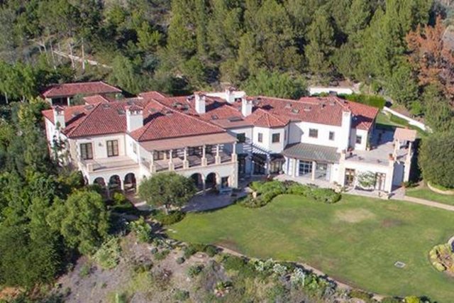 Williams, Beverly Hills'in en pahalı semtlerinden birinde bulunan bu malikane için de 32 milyon dolar ödedi.