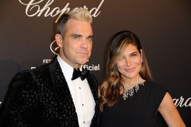 41 yaşındaki Robbie Williams, ailesiyle birlikte yaşamak için lüks bir malikane satın aldı.