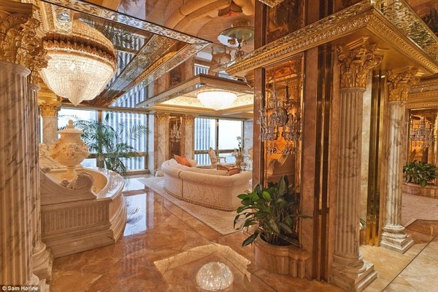 100 milyon dolar değerindeki bu evde, dünyanın en zengin işadamlarından biri olan Donald Trump, eşi ve çocuğuyla birlikte yaşıyor.