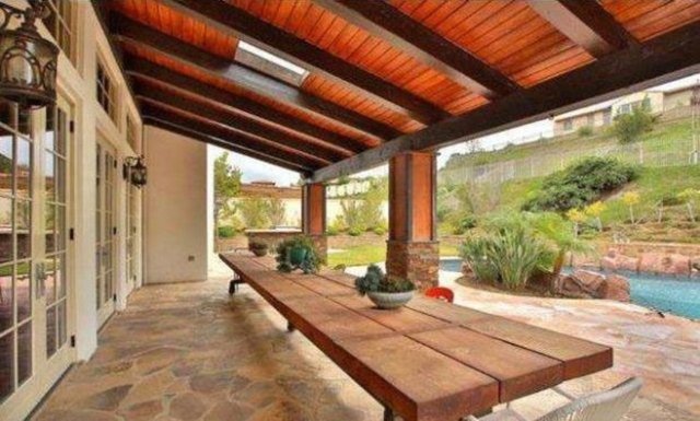 California'daki malikanesine yerleşmeye hazırlanan Jenner, ablaları Kourtney ve Khloe'ye komşu olacak.