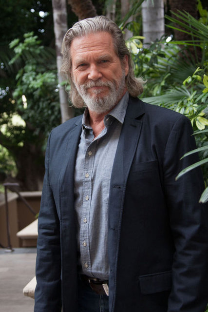 HABERTÜRK GAZETE JEFF BRİDGES Oscar ödüllü Amerikalı oyuncu ve müzisyen Jeff Bridges (65) ABD'nin California eyaletine bağlı Montecito'da bulunan 885 metrekare büyüklüğündeki villasını 29.5 milyon dolara satılığa çıkarmıştı.