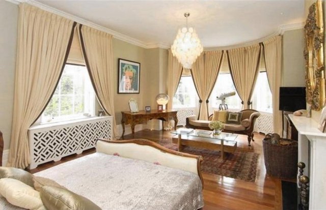 Clooney çiftinin Thames Nehri üzerindeki özel bir ada etrafına kurulan bu evi dışında, Los Angeles, Como Gölü ve Maksika'da da evleri bulunuyor.