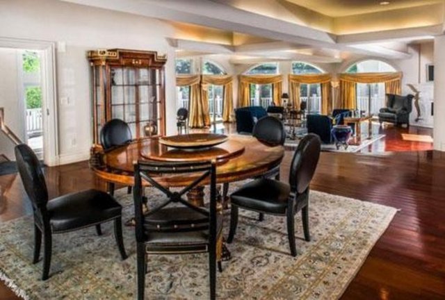 50 Cent'in içinde striptiz direkleri bulunan bir diskoya da sahip olan malikanesinin huzur evi olarak kullanılması planlanıyor.