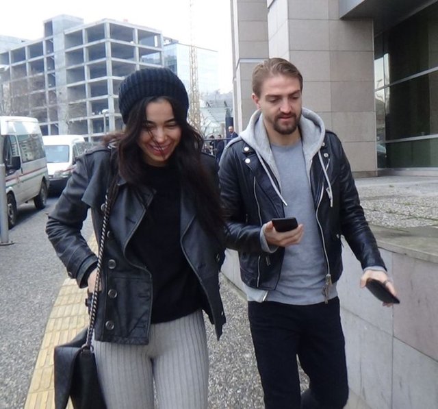FB'li futbolcu Caner Erkin'den geçen ay boşanan Asena Atalay, Zincirlikuyu'ya taşındı. Atalay, 600 çift ayakkabısını yeni evine sığdırmakta zorlandı.