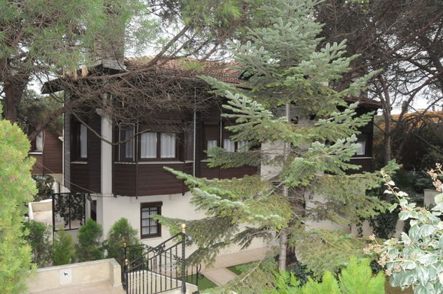 Üç katlı saray yavrusu için 15 milyon TL isteyen Türkan Şoray'ın bu kararı evde asansör olmadığı için aldığı öğrenildi.