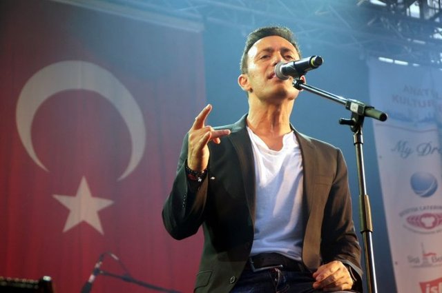 Salonunun yeni zemininde Hollanda malı en kaliteli parkeleri kullanmayı tercih eden ünlü popçu, parkelerin metrekaresi için tam bin 390 TL ödedi.