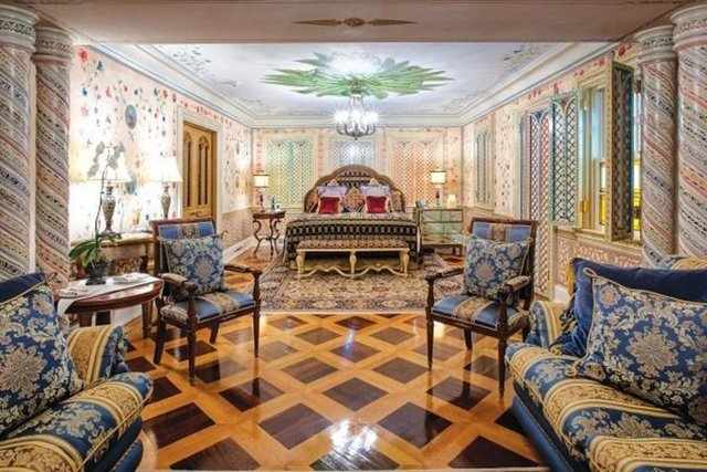 Versace malikanesiVersace'nin kurucusu Gianni Versace'nin sarayında yer alan yatak odası, bugüne kadar sayısız kişiye ev sahipliği yaptı. Miami'de yer alan saray ünlü şarkıcı Madonna da kalıyor. Binanın değeri 4,15 milyon dolar.