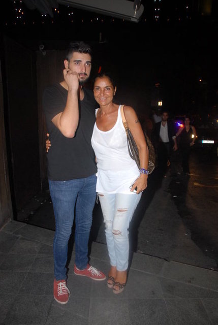 DERYA TUNA LÜKS VİLLASINI SIK SIK KİRALIYOR Zekeriyaköy'deki villa, kira bedeliyle saraylara bile taş çıkarıyor. Oğlu İdo Tatlıses'le birlikte Miami'de İbrahim Tatlıses'in yanında bulunan Tuna'ya yapım şirketi aylık 70 bin TL kira bedeli ödüyor.