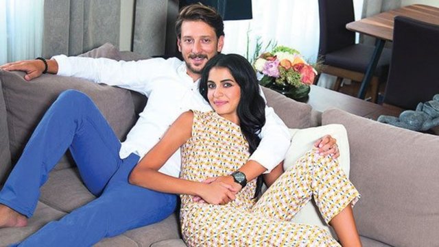 InStyle Home dergisi, eylül sayısı için yaz başında evlenen oyuncu çift Beyza Şekerci ve Engin Hepileri'nin Akatlar Maya Sitesi'ndeki evine konuk oldu.