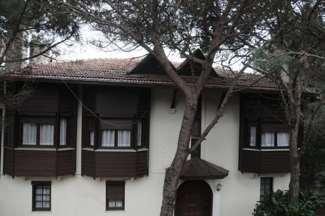 MODERN BİR EV İSTİYOR - Bacaklarındaki sağlık sorunları nedeniyle asansörsüz olan evin üst katlarına inip çıkmakta zorlanan Şoray, satış kararı aldığını HT MAGAZİN'e doğruladı.