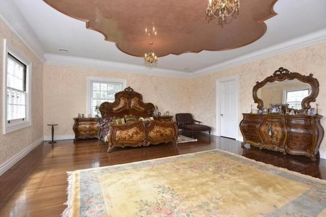 Great Gatsby evi Long Island'da1920'li yıllarda sosyetenin en büyük partilerine ev sahipliği yapmış olan bir malikanede yer alan yatak odası, Great Gatsby'nin yazıldığı yıllardan bu yana kullanılıyor. Evin değeri ise 10 milyon dolar.