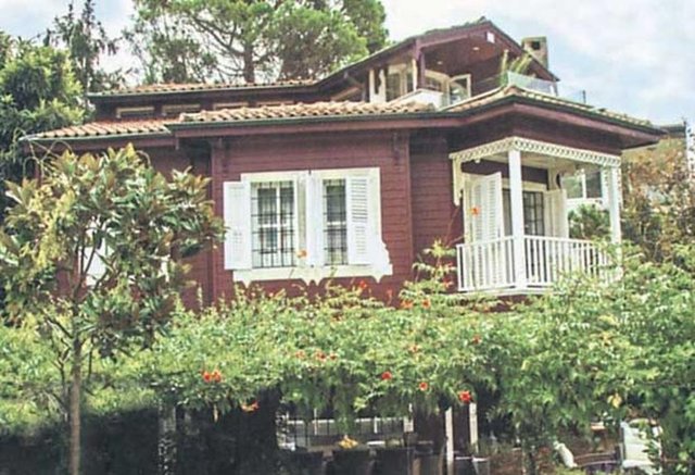 320 metrekare büyüklüğündeki villanın tadilatı için Mimar Nejat Yavaşoğulları'ndan yardım alan Kalpakçıoğlu, ikinci dereceden tarihi eser olan evi için "Benimki ilk görüşte aşk" dedi.