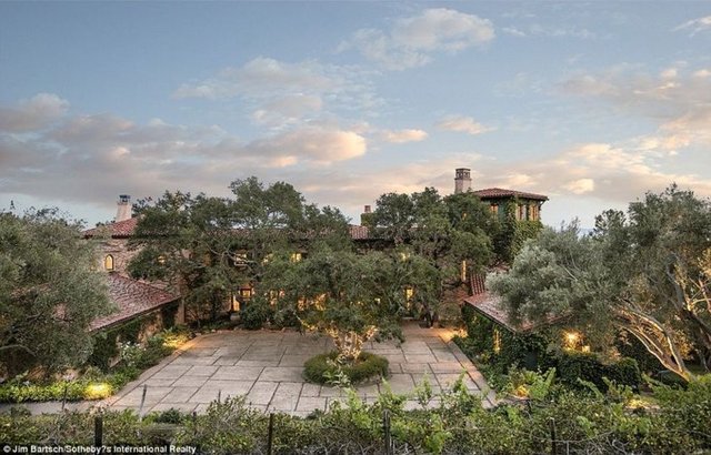 Bağ, bağ evi, müştemilat ve yürüyüş patikaları ile çevrili villa, 2012 yılında 79 yaşındayken hayatını kaybeden Santa Barbaralı mimar Barry Berkus tarafından 1988 yılında inşa edilmişti.