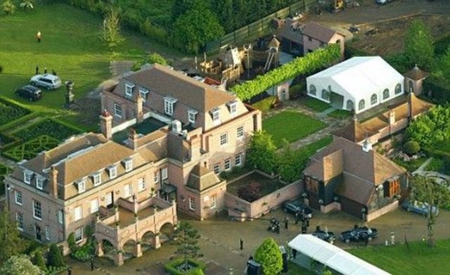 Geçen yıl futbolu bırakan İngiliz David Beckham ve modacı eşi Victoria'nın ülkelerinin Hertfordshire bölgesindeki, ada basını tarafından "Beckingham Sarayı" olarak adlandırılan evi satıldı.