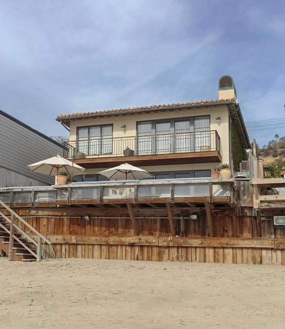 Ünlülerin muhteşem evleriParis Hilton, Malibu'da kiraladığı süper lüks villada rüya gibi bir tatil geçiriyor.