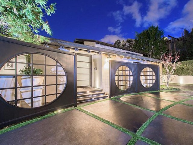 İskoçyalı DJ Calvin Harris, Los Angeles'taki villasını 10 milyon dolara satışa çıkardı.