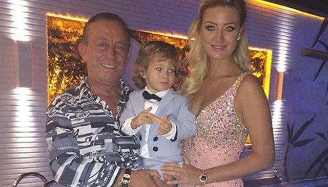 PETEK ERTÜRE'NİN EVİ - Ali Ağaoğlu'nun küçük oğlu Ali Ege'nin annesi Petek Ertüre, Ataşehir-Andromeda Gold'daki 550 metrekarelik süper lüks dairesinin kapılarını Şamdan Dergisi'ne açtı.