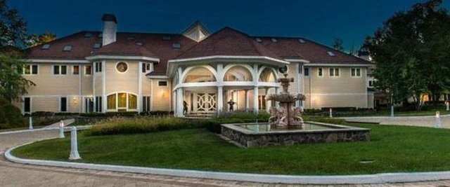 50 Cent'in ya da gerçek adıyla Curtis James Jackson III'ün Connecticut'taki 52 odalı malikanesini bir emlak yatırımcısı 8 milyon dolara satın almaya karar verdi.
