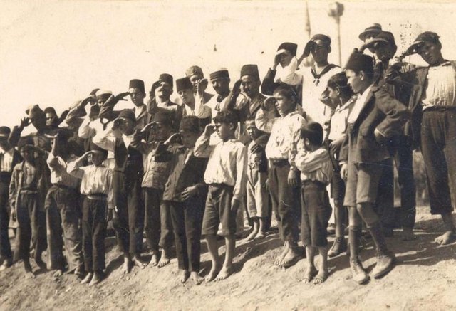 Karelerin arasında savaş döneminde çekilen fotoğrafların yanı sıra zaferden kısa bir süre sonra çekilenler de bulunuyor.