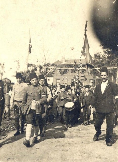 Arşivden çıkan fotoğraf kareleri, Türk milletinin vatan savunması verdiği dönemlerde erkek ve kadınlar kadar çocukların da çok önemli görevler üstlendiğini gözler önüne seriyor.