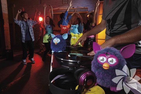 23 Nisan'da İstinye Park ve Buyaka AVM'lerindeki etkinliklerde büyük buluşma gerçekleşecek, çocuklar Furby'nin birbirinden eğlenceli yeni özellikleriyle tanışırken, unutulmaz bir bayram yaşayacaklar!