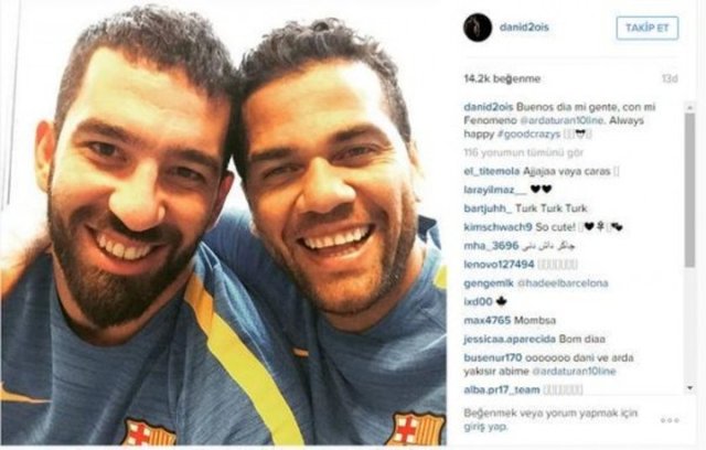 Resmi 'Twitter' hesabından Arda Turan ile birlikte çekişmiş fotoğrafını paylaşan Dani Alves, 'Fenomen ile birlikte olmak çok keyifli. Daima mutlu" yazarak milli futbolcunun takım içindeki lakabının 'Fenomen' olduğunu ortaya koydu.
