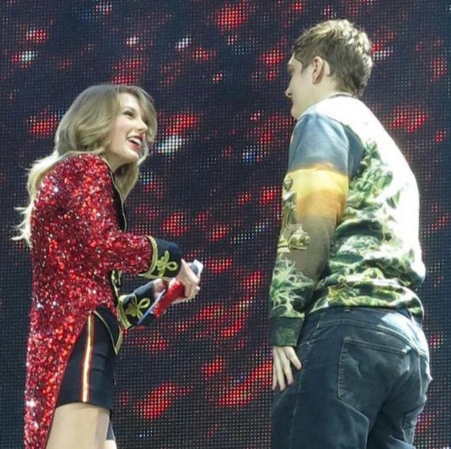 Geçtiğimiz gece Londra'da konser veren genç şarkıcı Taylor Swift'in başına öyle bir şey geldi ki!