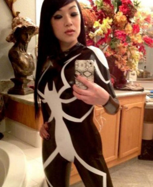 1998 yılından bu yana başta Japonya olmak üzere pek çok ülkede 'cosplay kafe' adı verilen cosplay sergi noktaları kurulmuştur...