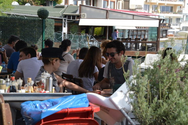 Okan Bayülgen'le boşandıklarını itiraf eden ve uzun süredir ortalıkta görünmeyen Şirin Ediger, Bebek'te bir arkadaşıyla kahvaltı keyfi yaparken görüntülendi.