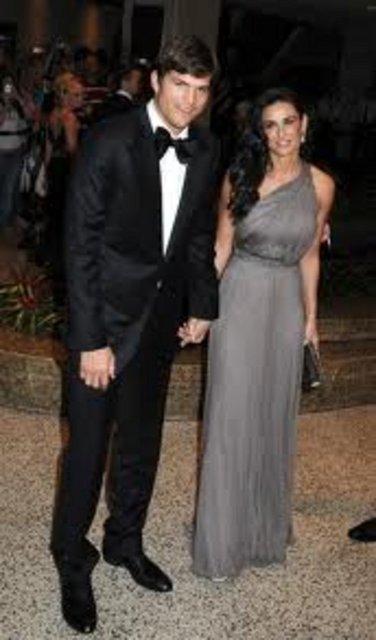 Demi Moore eski eşi Ashton Kutcher'ın kendisine ihanet ettiğini öğrendikten sonra boşanmıştı