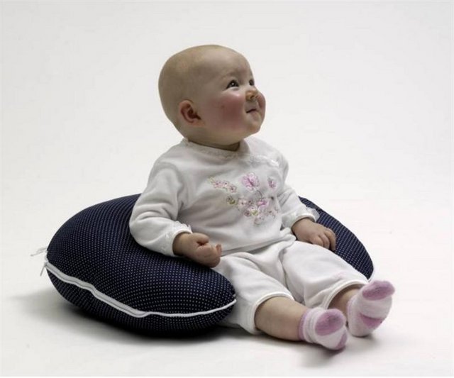 Kucaklamaktan kolları yorulan annelerin biricik dostu olan bu yastıklar, biraz büyüdüklerinde yerde oyun oynarken altlarına koyabileceğiniz ve hatta yolculuklarda da rahatlıkla kullanabileceğiniz işlevsel ürünler.