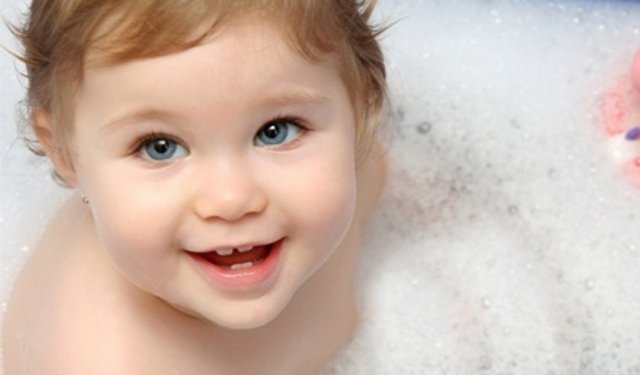 Duş almadığı akşamlarda losyonla masaj yaparak onu rahatlatabilirsiniz. Sırtına ve bacaklarına yaptığınız masajın ardından melekler gibi uyuyacaktır.