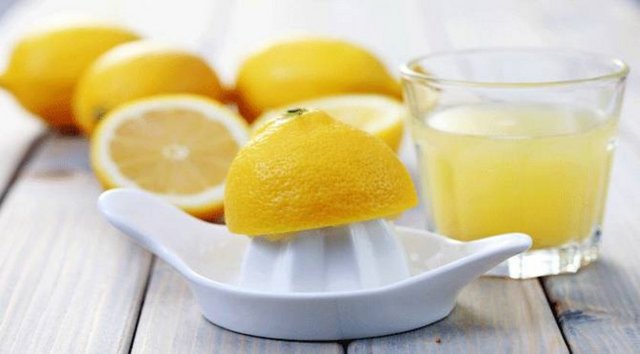 2 adet yeşil elmayı ve 1 adet limonu 4'e bölün.