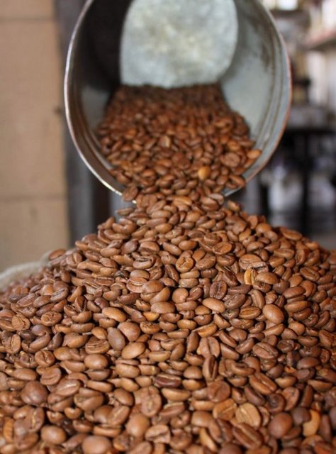 1 paket Türk kahvesini alabildiği kadar maden suyuyla karıştırın.