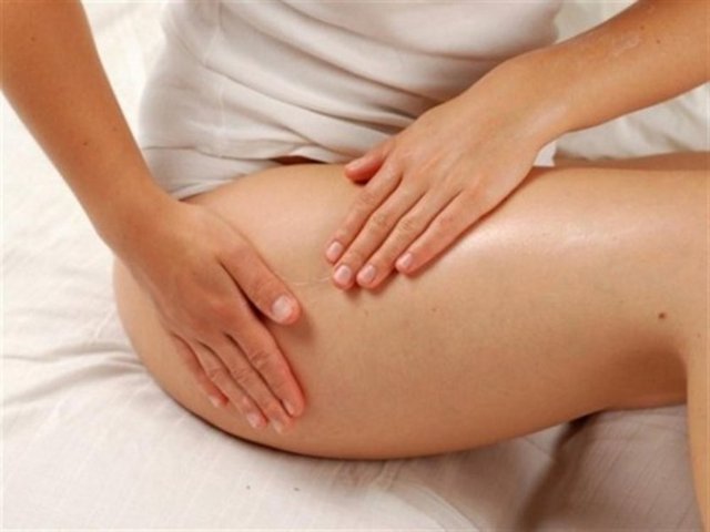 Bütün bu malzemeleri 1 litrelik bir cam şişenin içine koyup, güneş gören bir  -  - yerde 10 gün boyunca bekletin. Ardından da süzüp masaj esnasında kullanın.