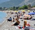 Antalya'da sıcaklıklar 30 dereceyi gördü. Yerli ve yabancı turistler sahillere akın etti. Bu kareler dün çekildi.