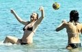 Deniz suyu sıcaklığının 18 derece olarak ölçüldüğü Bodrum’da Kumbahçe, Paşatarlası, Bitez ve Gümbet sahilleri yerli ve yabancı turistlerle doldu.