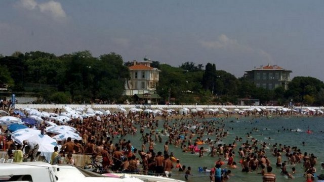 - Caddebostan Plajı... Büyük Kulüp arkası ve Irmak okulları arkası