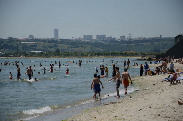 Menekşe Plajı Cankurtaran kulesi önü ile iskele önü