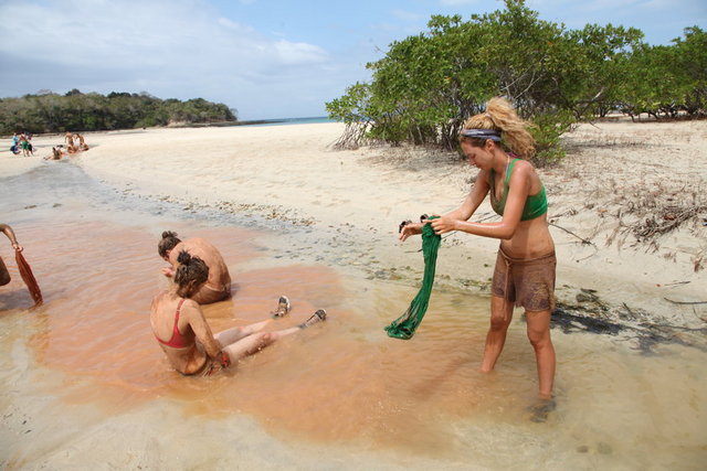 Üstümüzden başka giyeceğimiz olmadığı için soluğu denizde aldık.