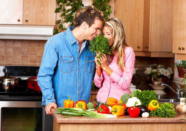 Bütün zeytinyağlılar, ızgaralar, haşlamalar ve çiğ sebzeler. Bir bitki ancak çiğ olduğunda hücrenin ihtiyacına tam olarak karşılık verir. Sebze piştiğinde hücreye verilecek hammaddeyi azaltmış olur ama yine de diğerlerinden iyidir. Bir gün herkes sebze suyu içecek, ne kadar market varsa hepsi kola yerine sebze suyu satacak.