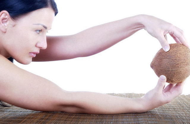 Hindistancevizindeki yağ, bitkisel yağdır, doymuş durumdadır. Ancak bu yağ, orta zincirli yağ grubuna girer. Bu tür yağlar depolanmaz, kolayca enerjiye çevrilir. Hayvansal gıdalardan gelen yağlar da doymuştur ama uzun zincirli yağlardır.