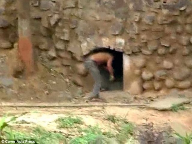 Kaplanların kapalı deliğe girmesi üzerine adam onların peşinden oraya girmeye çalıştı.