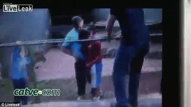 Kaplana dokunmaya çalıştığı esnada bir anda saldıran hayvan çocuğun kolunu parçaladı.