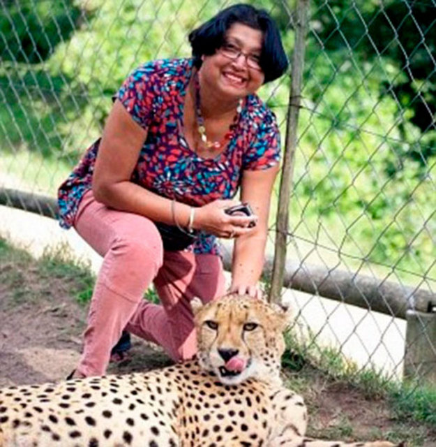 Güney Afrika'da bir vahşi yaşam parkına giden İskoçyalı çift, parktaki "evcil" çitalarla fotoğraf çektirirken dehşeti yaşadı.